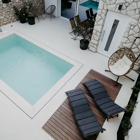 Apartment With Swimming Pool - 25853