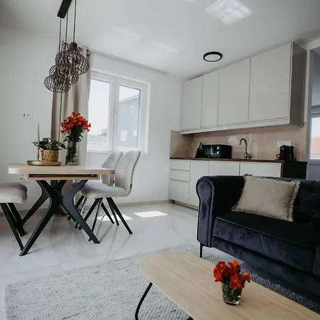 Apartment With Swimming Pool - 25853